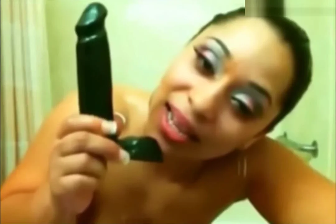 Big booty black babe gets nasty in bath