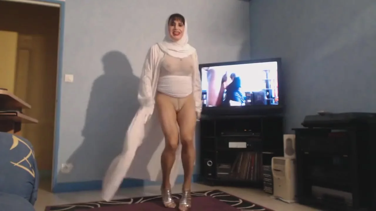 musulmane en hijab danse en collant sous sa djellaba