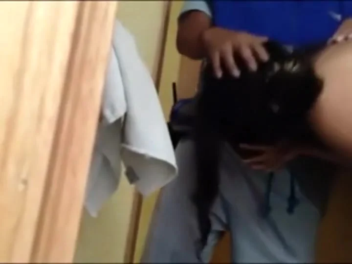 Delivery guy gets a blowjob from a slut