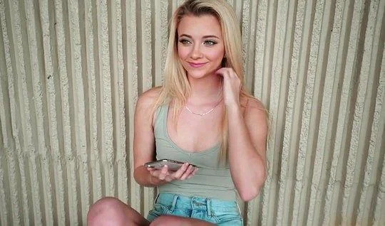 Pikaper lit on the village sex blonde by fucking her near the fence...