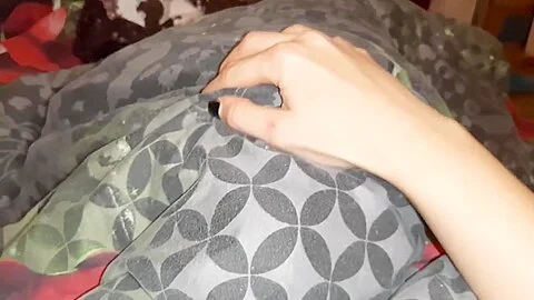 Lizhet Mou Kisku Pod Odeyalom Potomu Chto Stesnyaetsya I Eto Tak Vstavlyaet - Lesbian Illusion