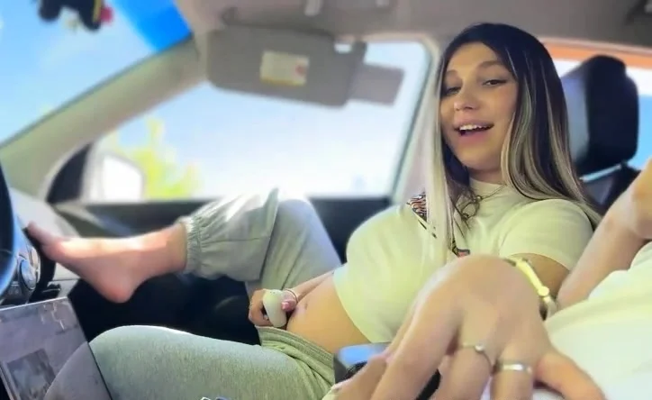 Chubby girlfriend handjob in car