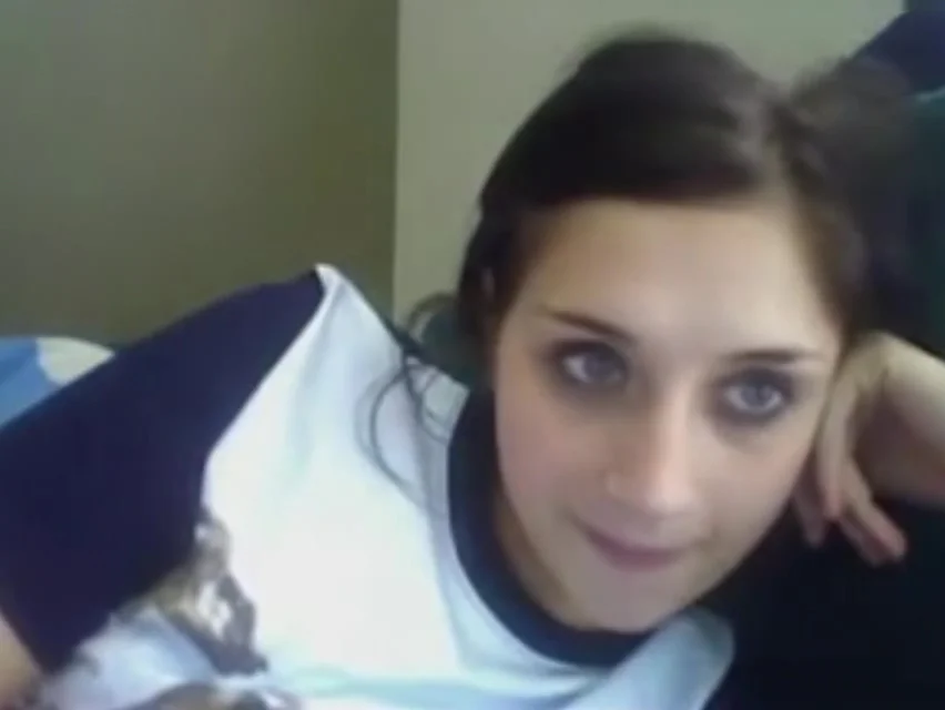 young girl shows boobes &amp_ plays wood dildo on webcam