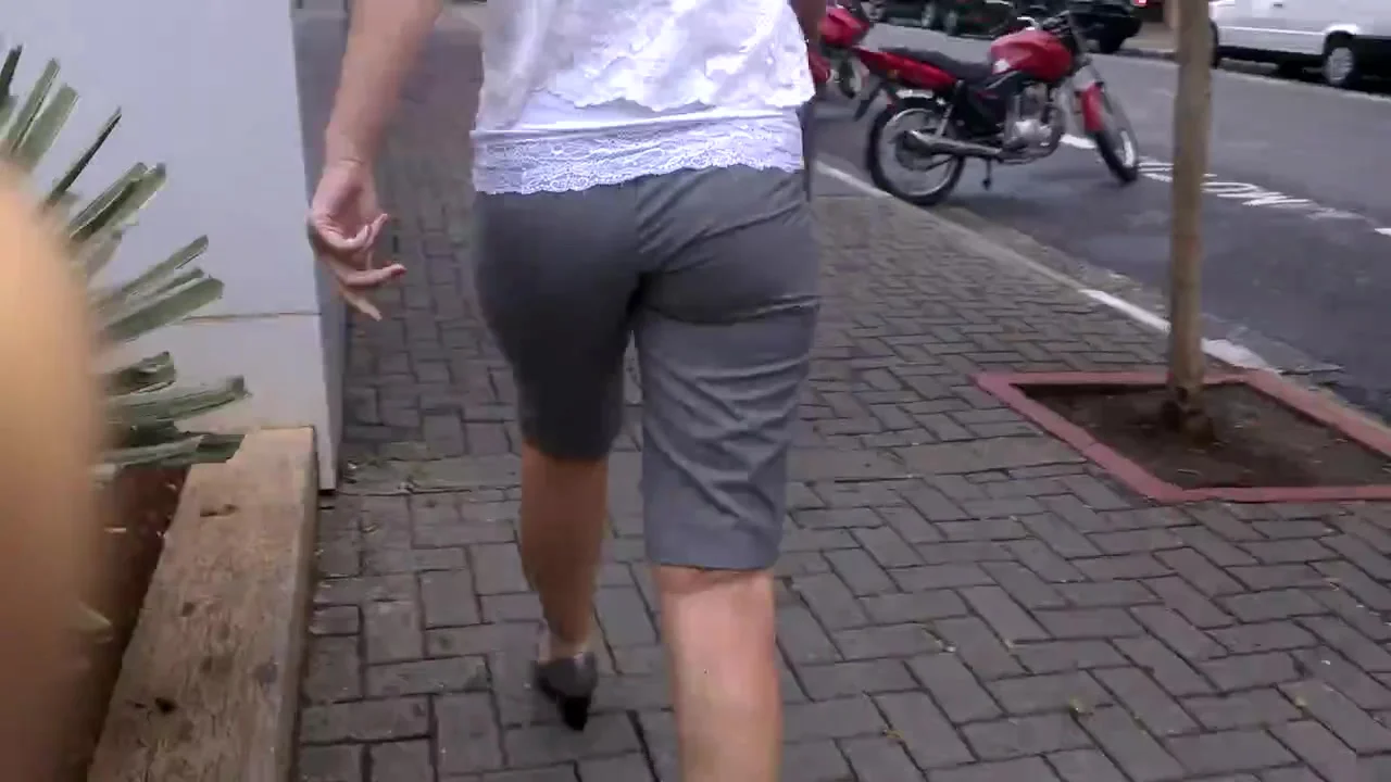 SDRUWS - MATURE ASS SHAKING IN THE STEET
