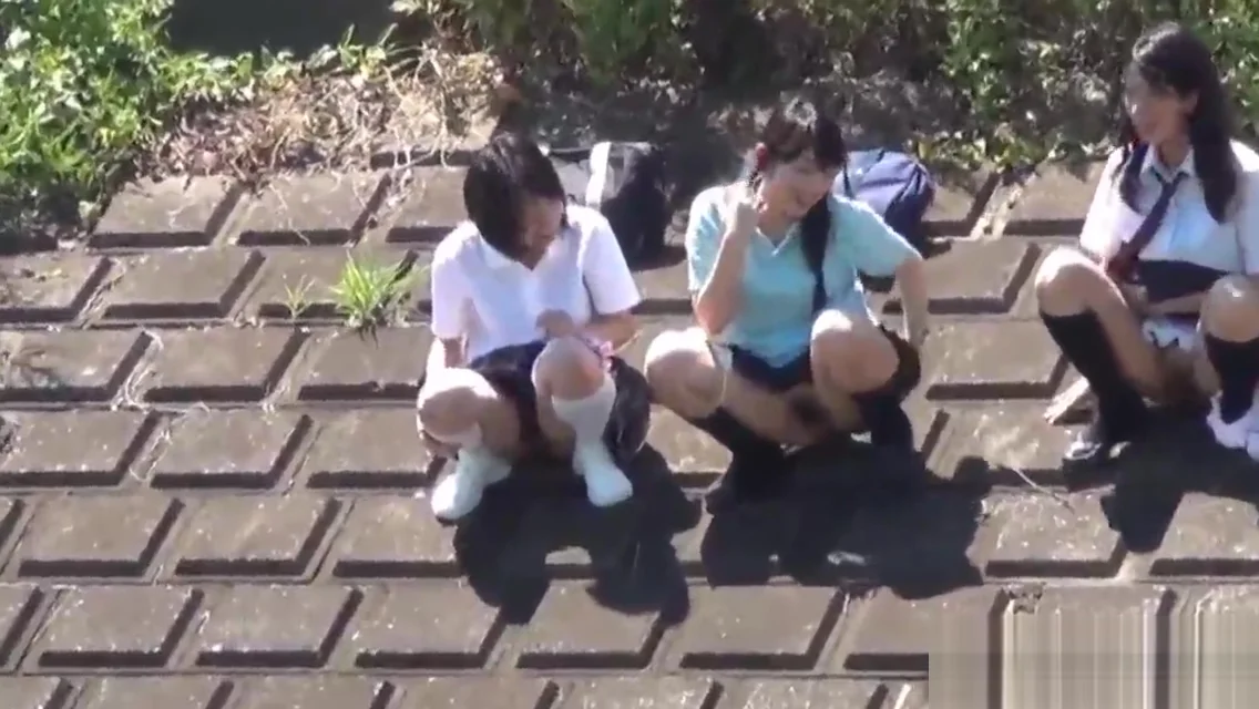 Japanese teenage skanks pissing