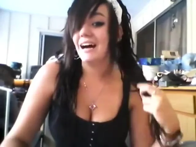 PRETTY WOMAN WITH BIG TITS SMOKING (SOLO) (WEBCAM)
