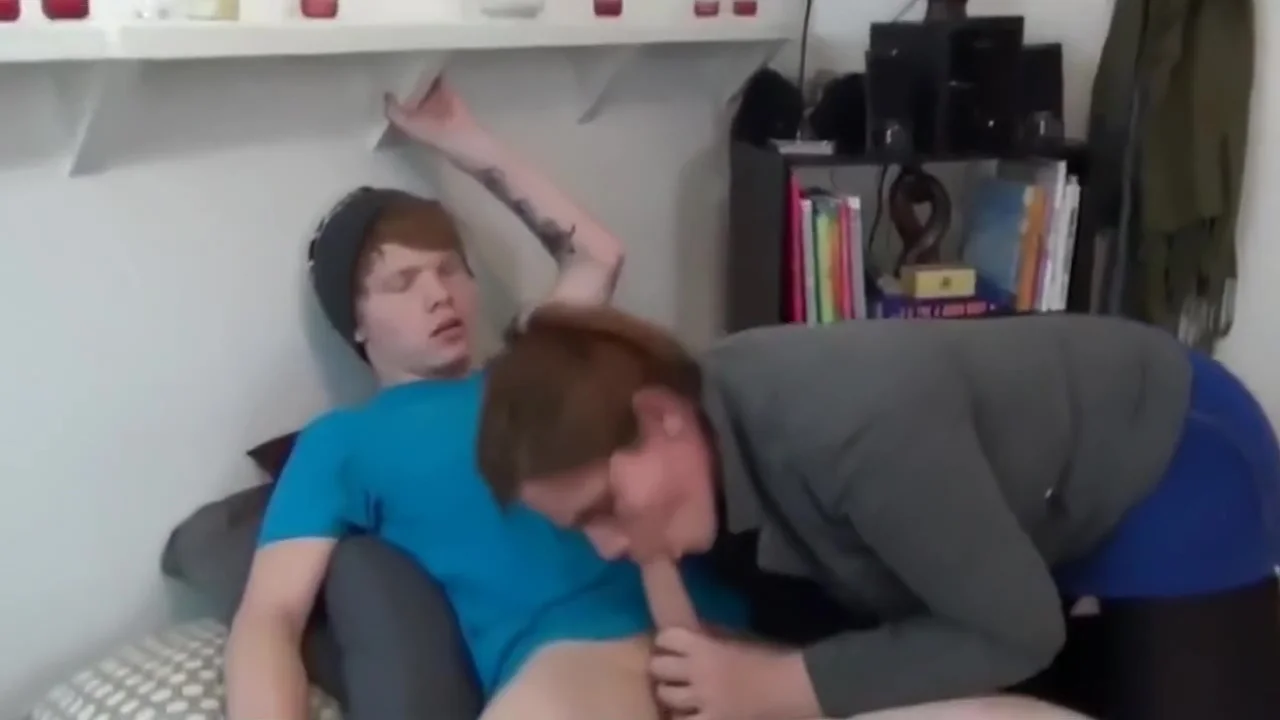 OMG! Stepmom caught her stepson jerking off to pics of her