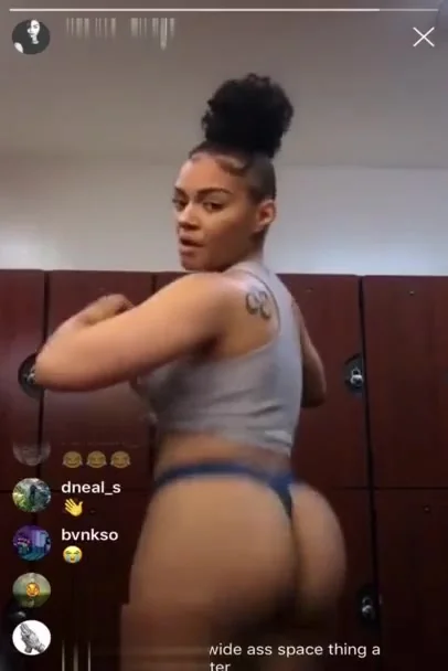 Theeonlysafarii twerking and clapping her ass on ig live
