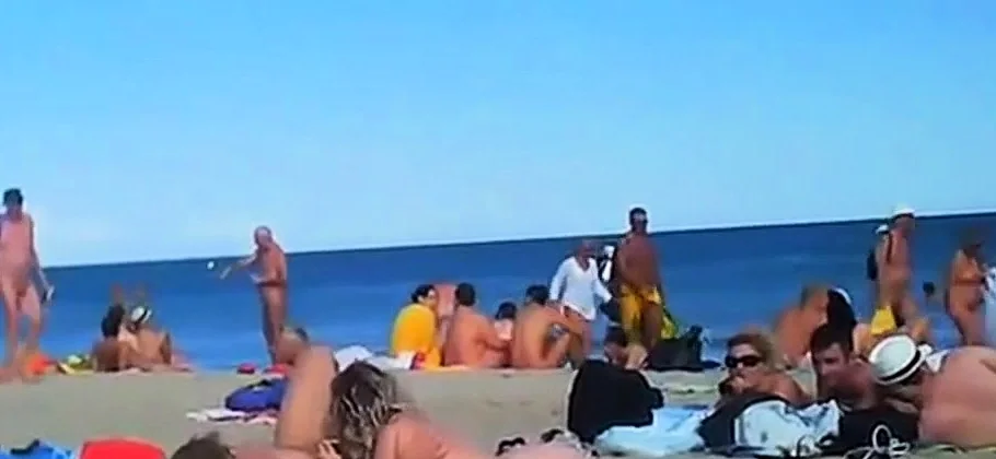 Public beach is place for swinger group