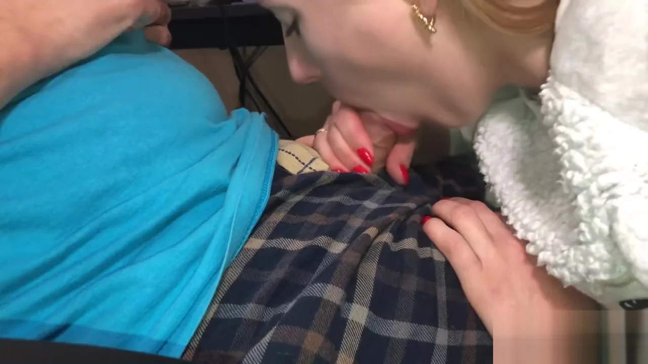 MORTAL COMBAT BLOWJOB - best way to distract from gaming by Sexafterwedding