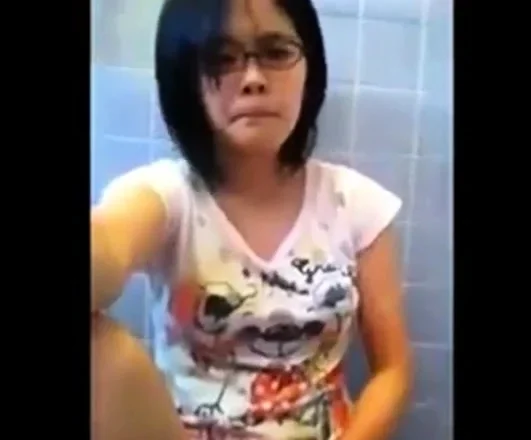 Amateur Asian Girl in Glasses Masturbating