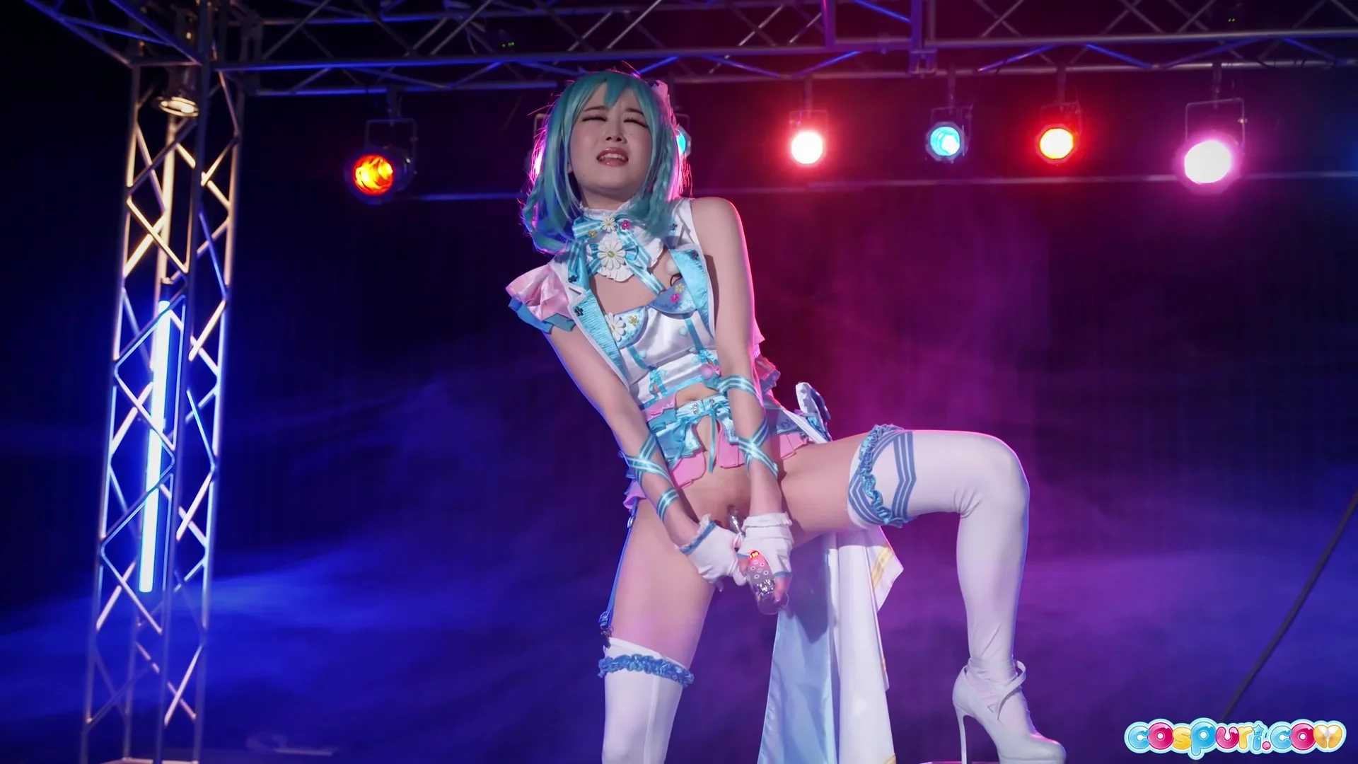 Ria Kurumi - Is Cosplayer And Masturbates Alone With Dildo On A Stage