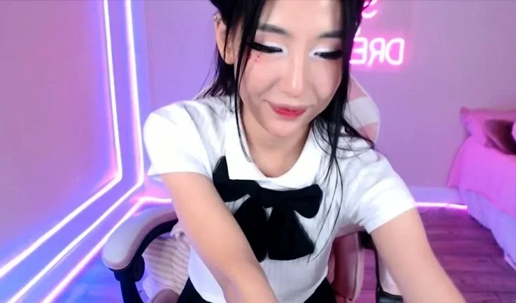 Naughty Japanese schoolgirl slutty dance