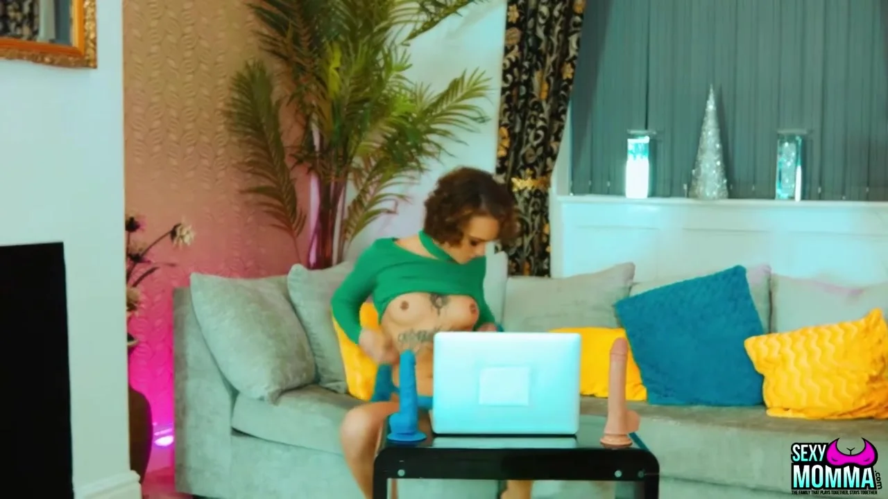 SEXY MOMMA - Step Daughter Blue Catches PussyKat Online