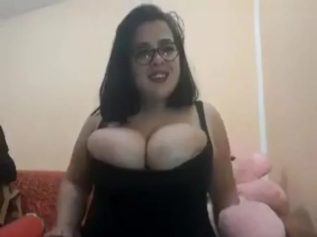 Perfect Girl with Big Ass Jumps on a Big Dick - Amateur Couple LeoLulu e2