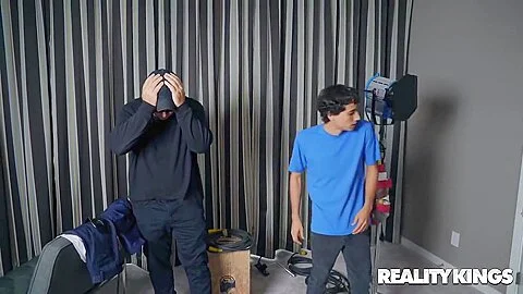Ricky Disturbs Blonde Milf Stepmoms Porn Shoot - Ryan Conner And Ricky Spanish