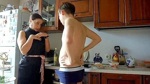 Stepson sumshot on the face and hair of his stepmother instead of breakfast