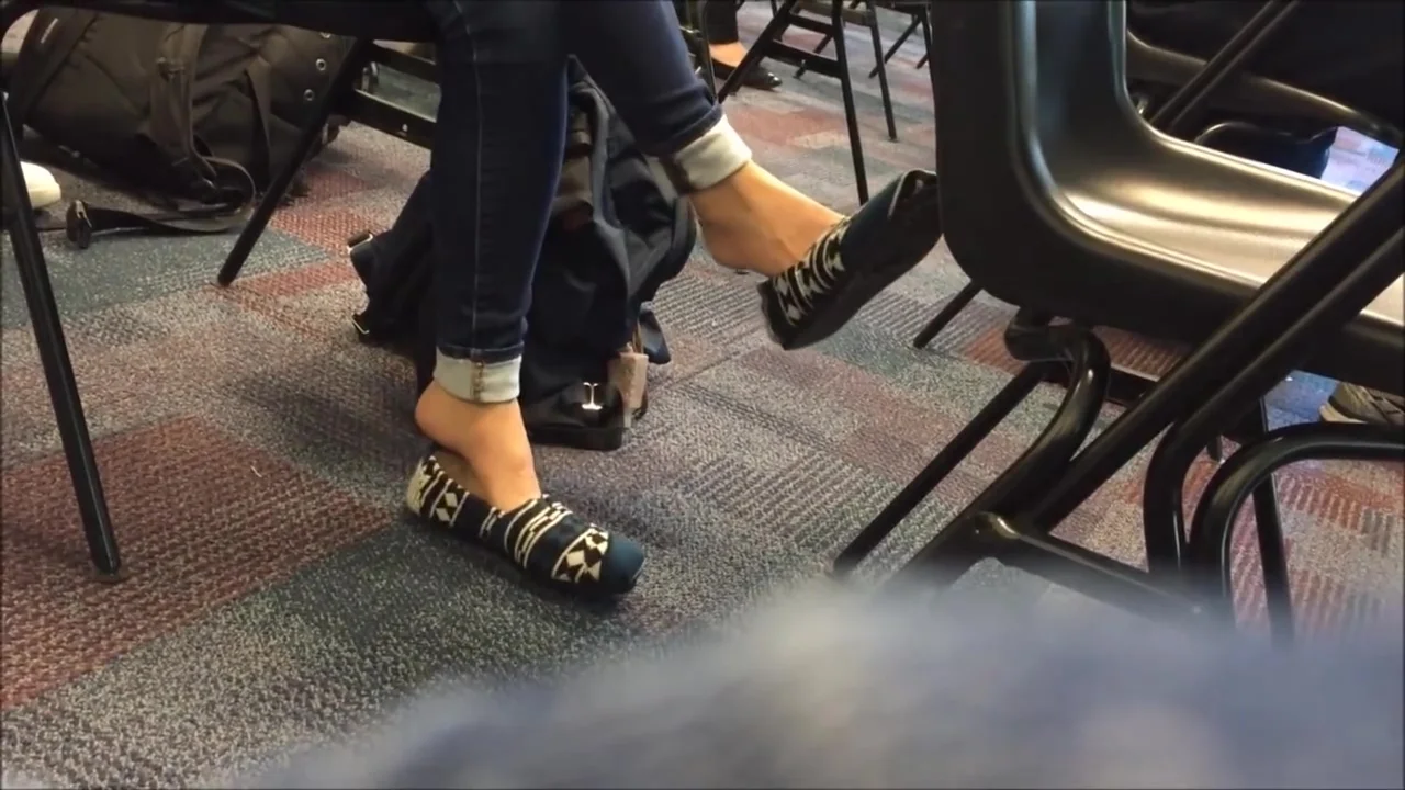 Candid Japanese Girl Toms Shoeplay in class