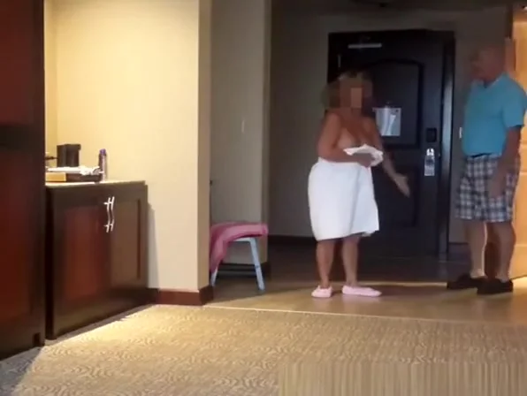 Busty mature woman flash pizza delivery guy