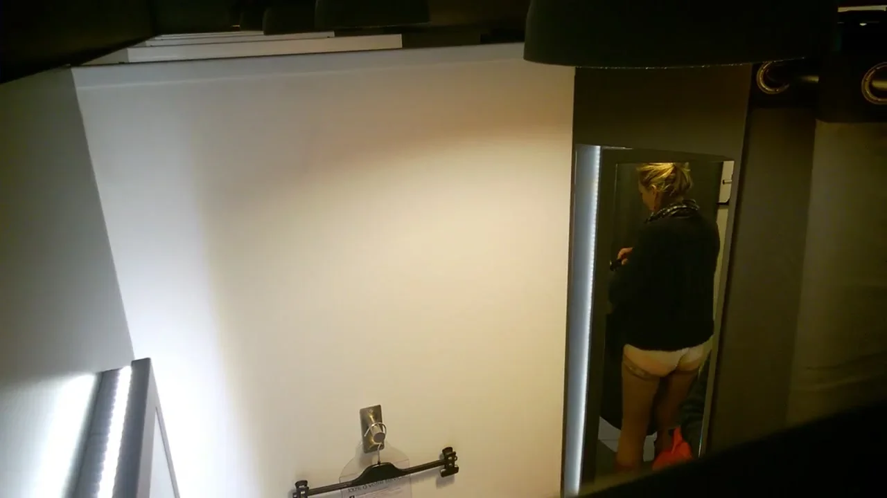 Great ass girl in changing room