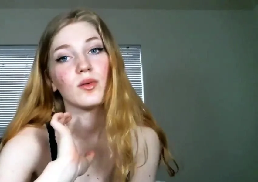 Very Hot Amateur Redhead Teen with glasses bates on Webcam