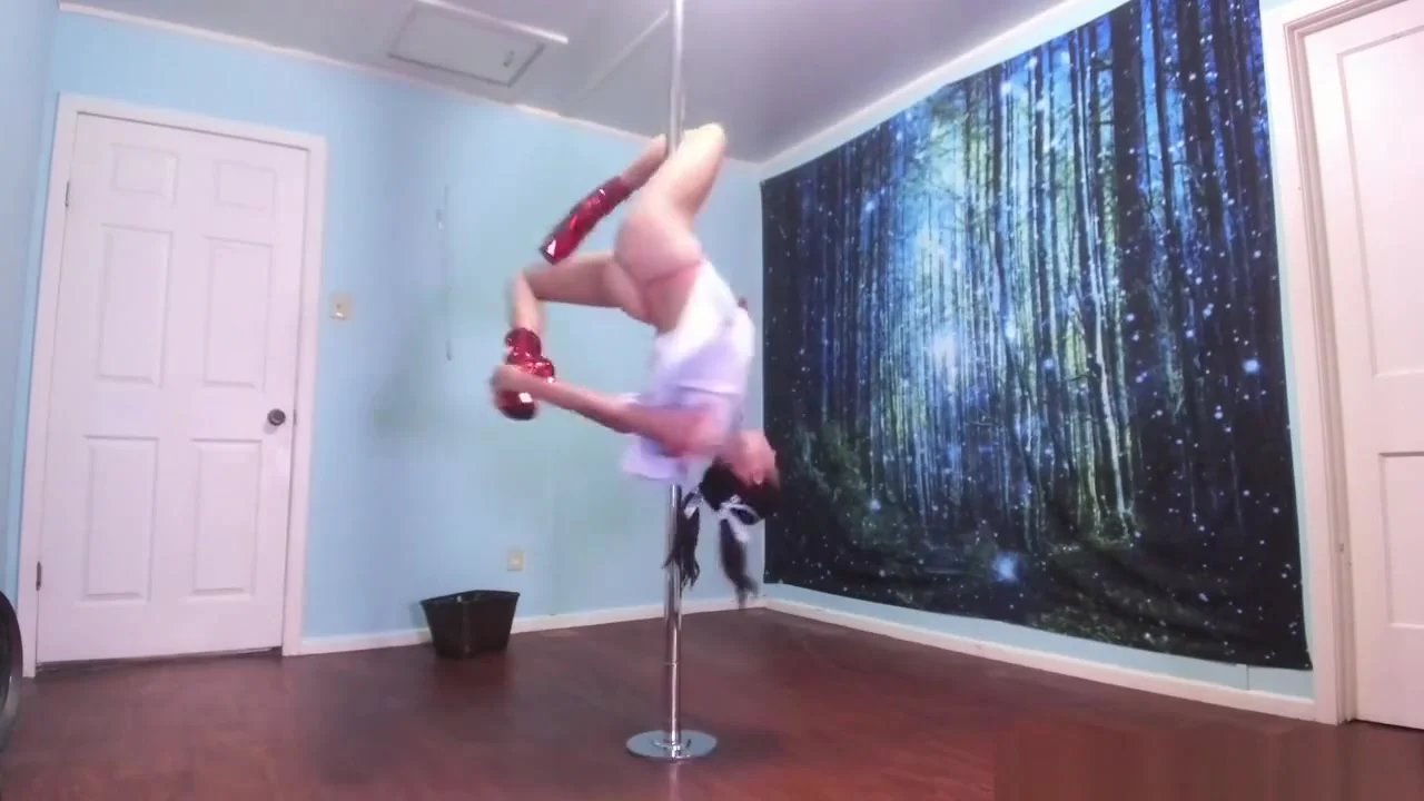 Dancing Dorothy will make your cock pulsating