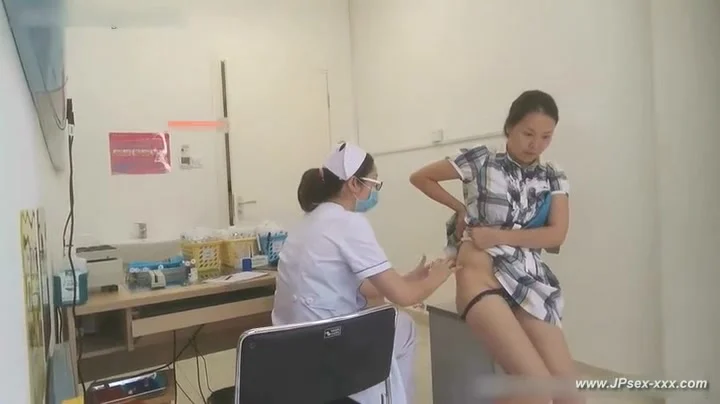 peeping chinese woman to go to the hospital for an injection.4_2