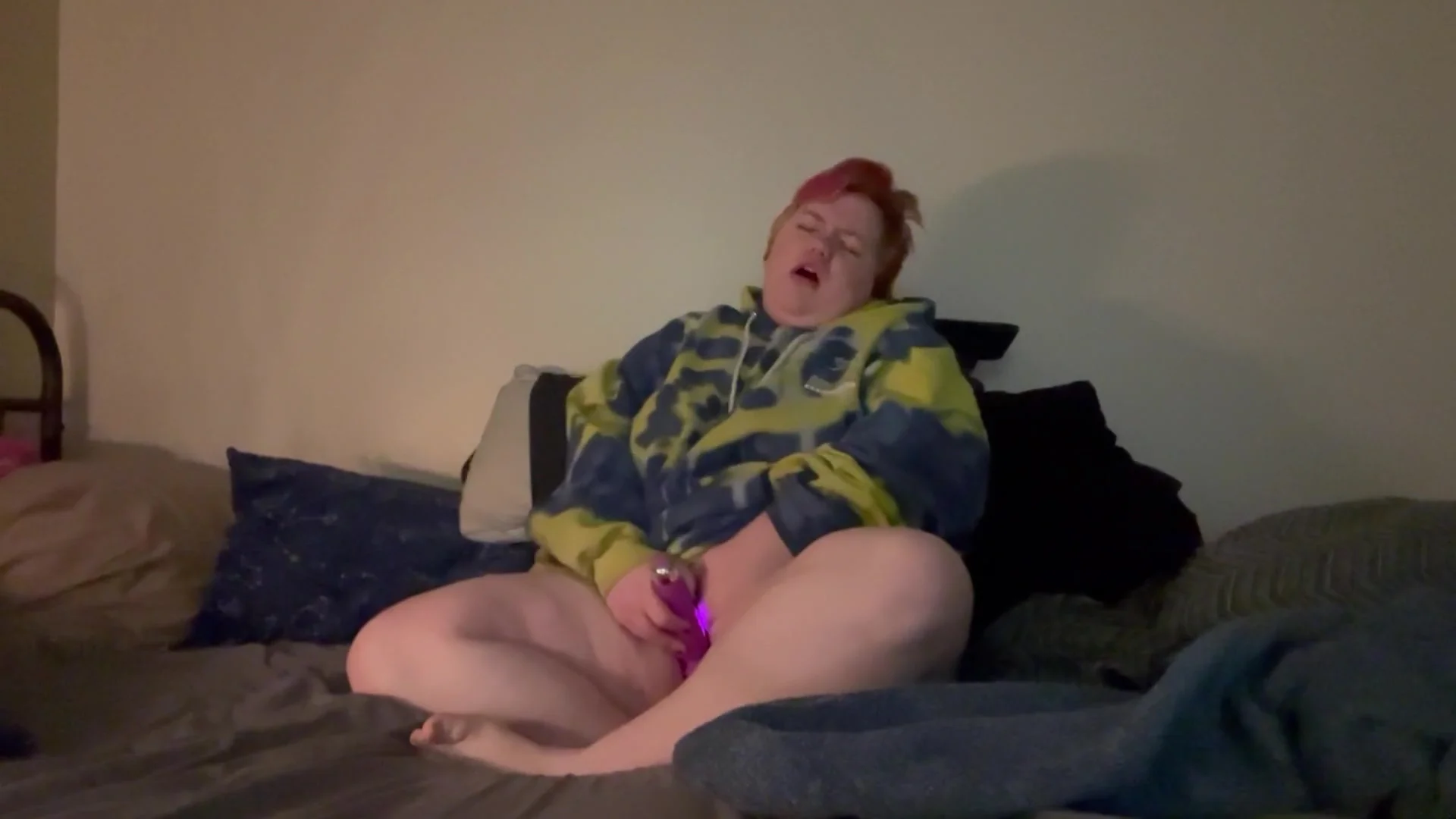 Chubby Bitch Fingers Wet Pussy