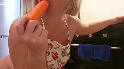 The blonde is excited in the kitchen and plays with vegetables to enjoy a strong orgasm.