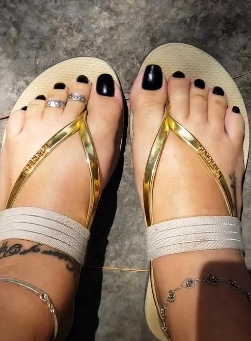 Hot teen burnette foot fetish
