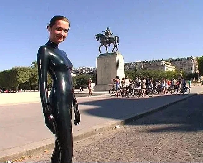 Blonde Amateur Takes Facial Outdoors In Public