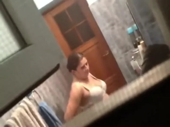 Peeping on a chubby naked girl