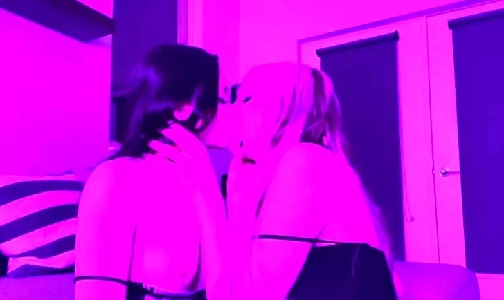 Spxrklybrat - Shemales Kissing And Sucking on Nipples
