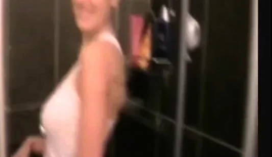Nasser deutscher Blondine-Blowjob unter der Dusche