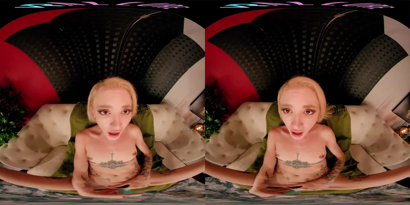 Skinny tattooed blonde gets off with her toys in VR