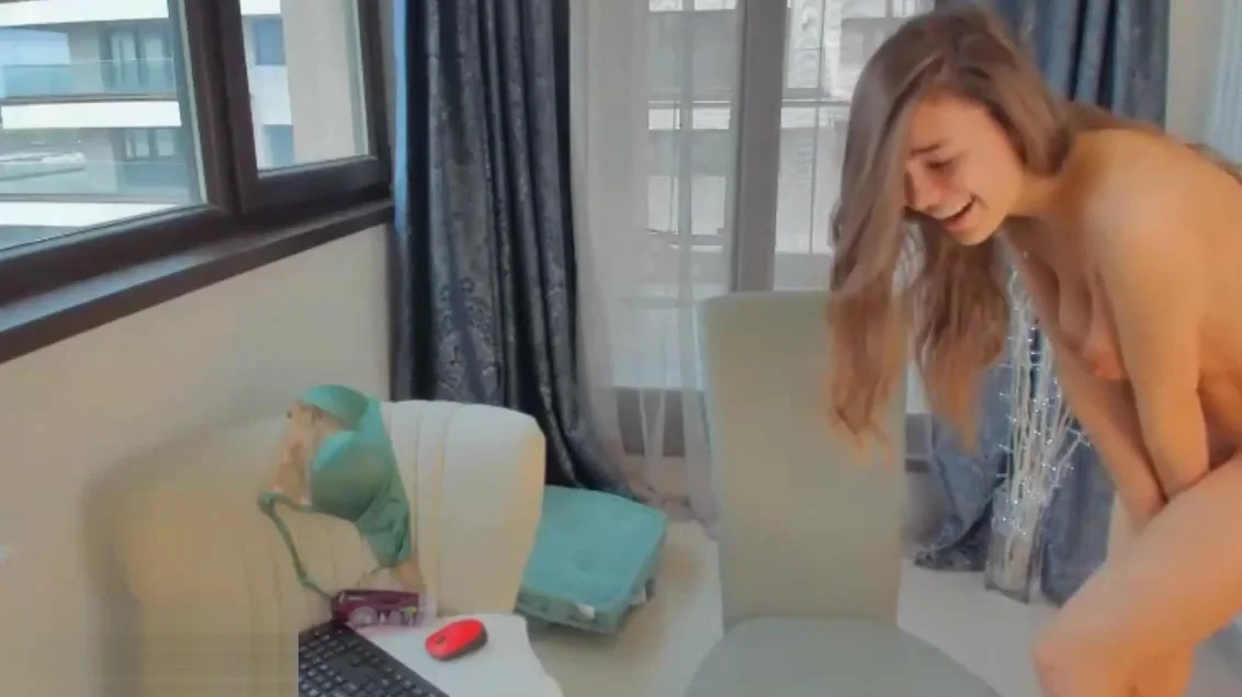 Babe squirting on webcam