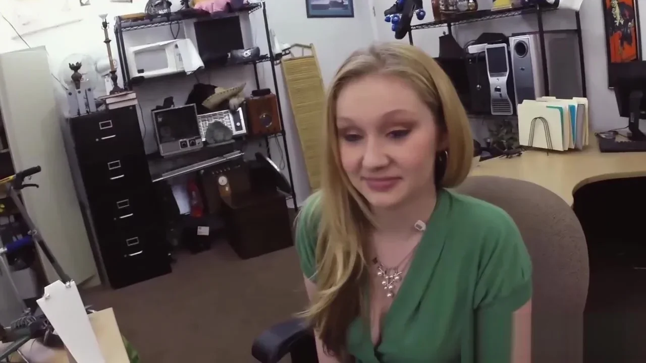 Big ass hottie fucked doggystyle for moolah by a broker