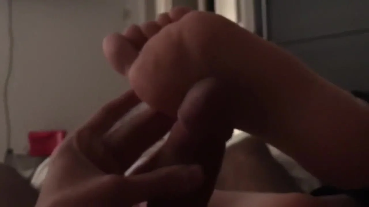 Sexy Arabian gives me a Footjob