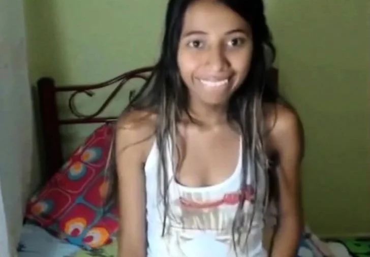 Novinha na webcam peitos xota e cu