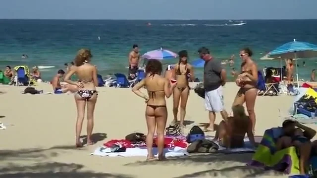 Sideways view of naked pussy mound