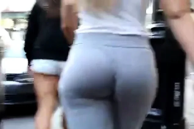 Candid sexy blonde whooty on the street