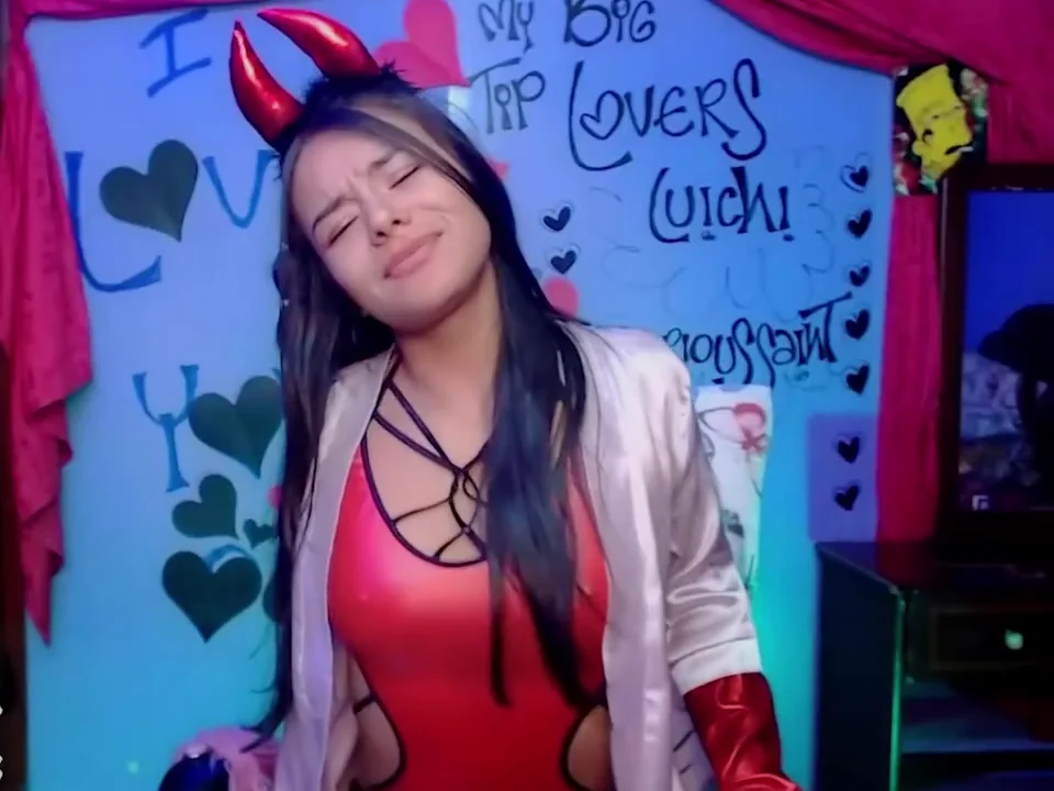 Horny Shows You How Fiery She Is Sucking Her Dildo And Showing Off Her Body Live - Sexy Devil