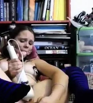 Kinky girl brings out all the toys for cam show