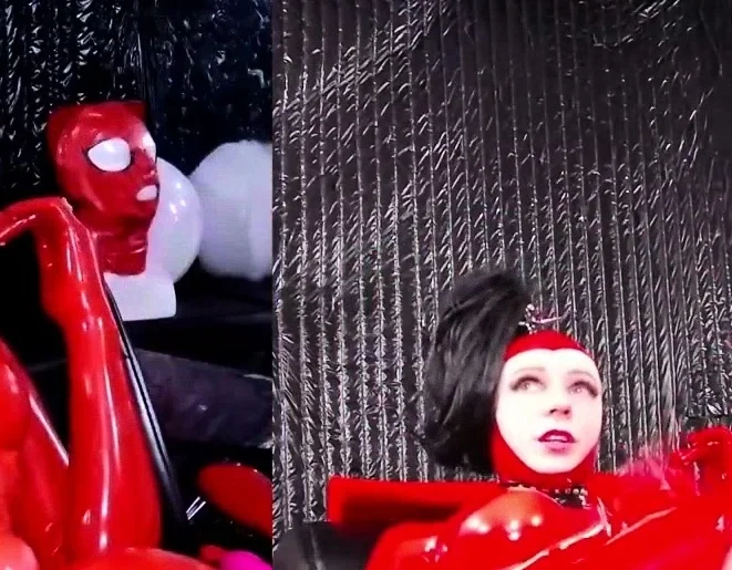 Latex Shocking He-she Showing her ass hole on Webcam
