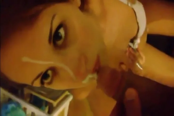 Petite Soubrette Qui Veut Une Ejaculation Faciale