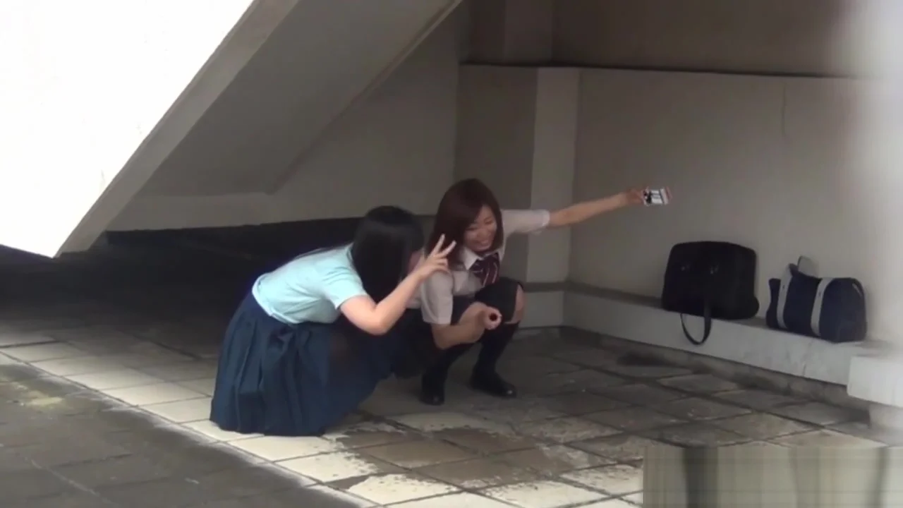 Japanese teenage skanks peeing