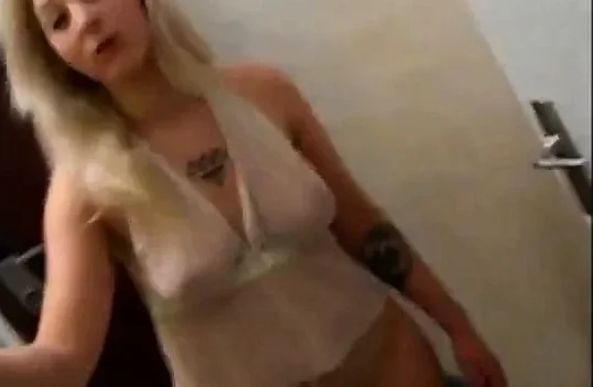 exih sympa d une blonde