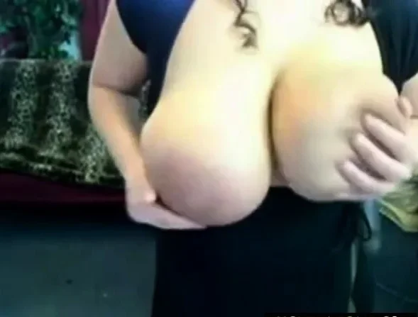Arab BBW flash tits