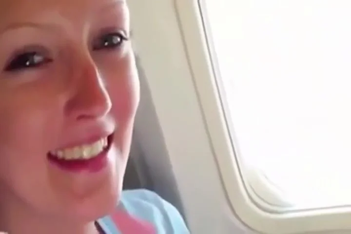 Blonde Blowjob In Einem Flugzeug