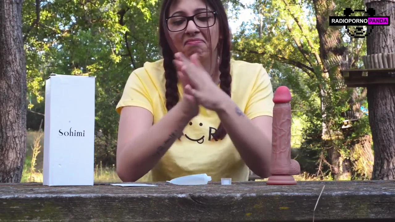 Pandavlog :dietro Le Quinte,giovane Youtuber Italiana Con Le Tettone Recensisce Un Dildo Al Parco